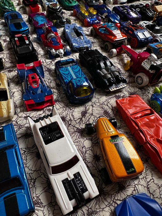 Zestaw resoraków Hot Wheels - 134 sztuki