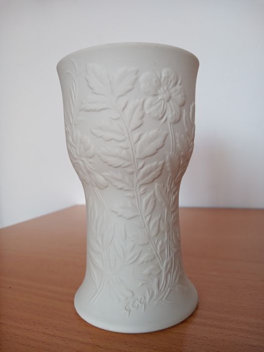 Arabia Finland. Wazon porcelanowy. Biskwitowy.