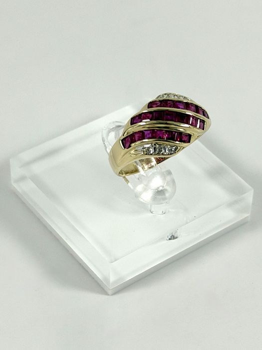 Złoty pierścionek z brylantami i rubinami