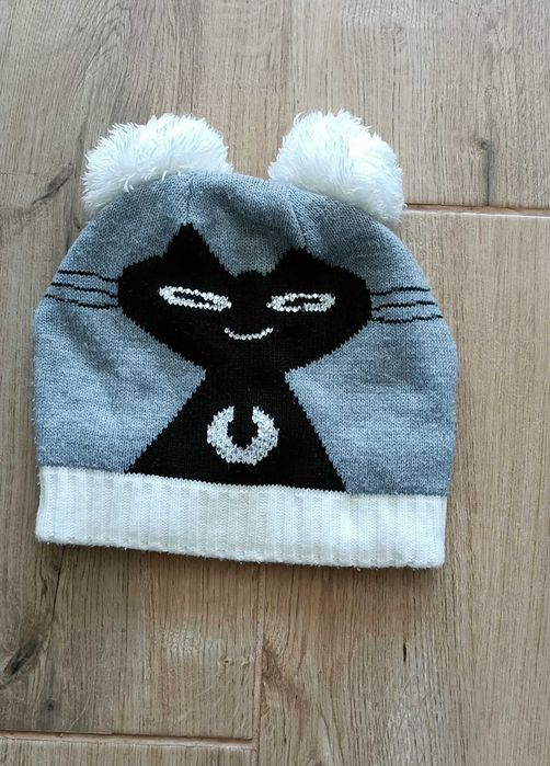 шапка з помпонами