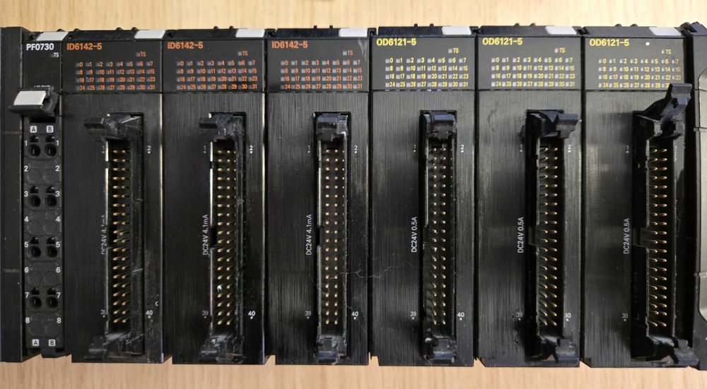 Sterownik PLC Omron NX1P2-9024DT1 z rozszerzeniami