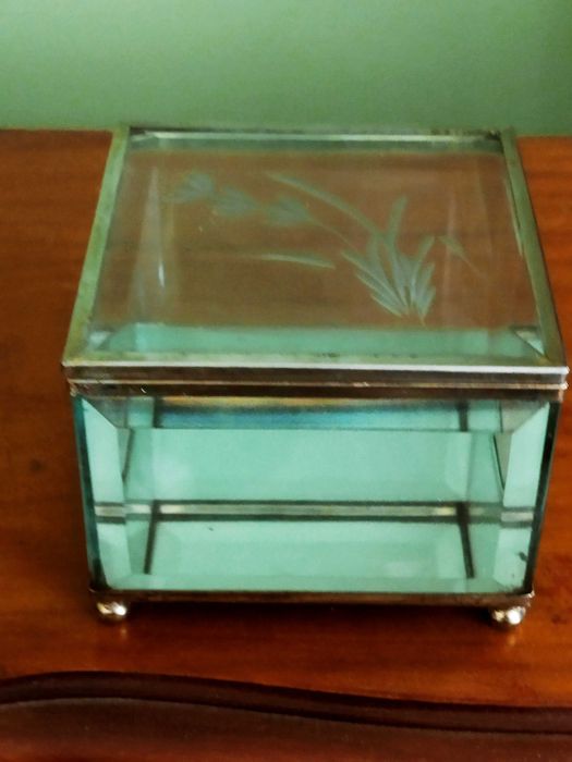 Шкатулка хрустальная.С гравировкой.10х8.Франция