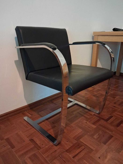 Cadeira cantilever com braços, modelo Brno da Knoll