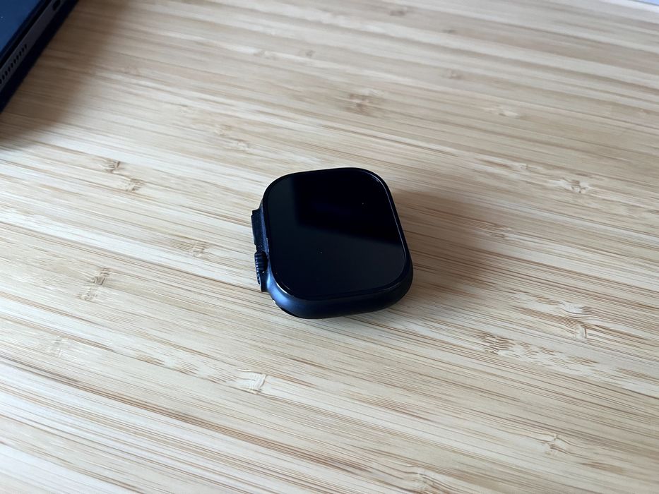 Apple Watch Ultra 3 GPS + Cellular, Caixa em titânio preto de 49 mm com Loop Trail preto/carvão ‑ S/M