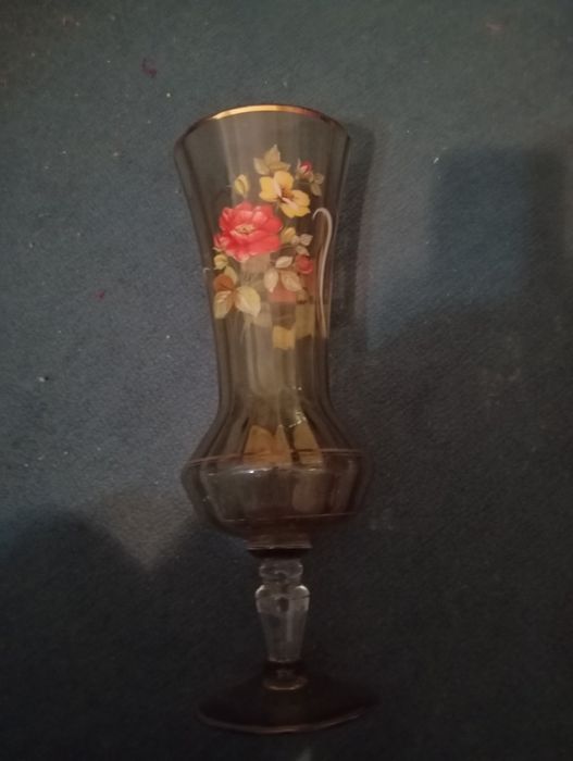 Conjunto de chávenas em porcelana fina, com base em estanho.