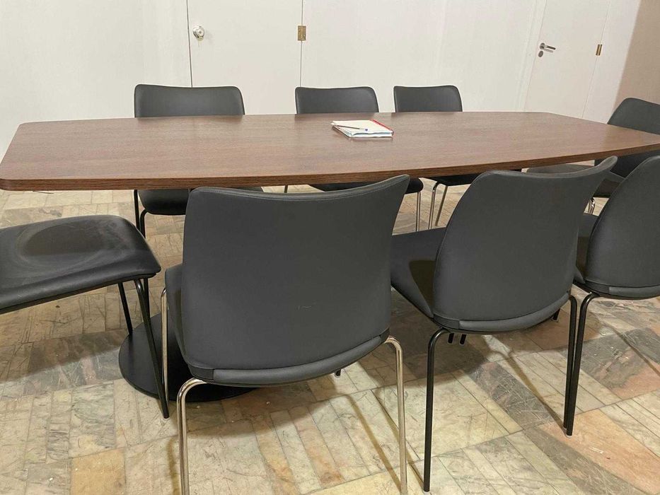 Mesa de Reunião com Cadeirões