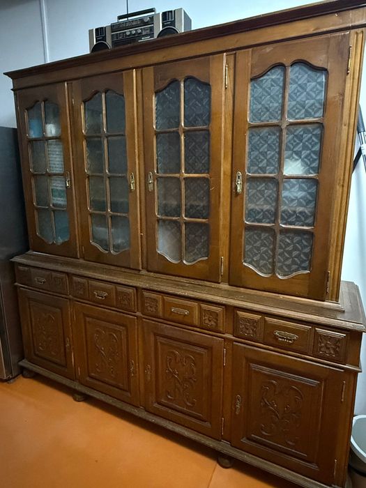 Cristaleira / Armário em madeira com vitrines – Grande capacidade de arrumação