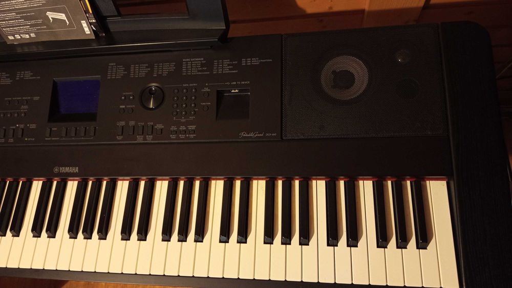 Piano . Yamaha  DGX 660
