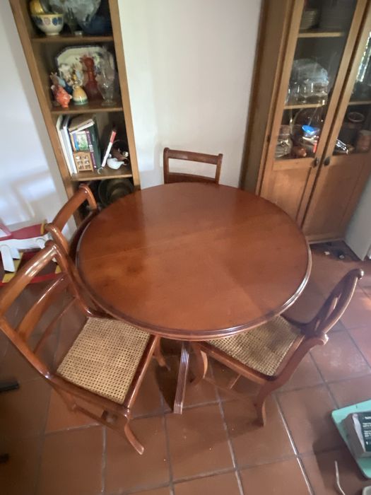 Mesa, cadeiras, cama/sofá e cómoda