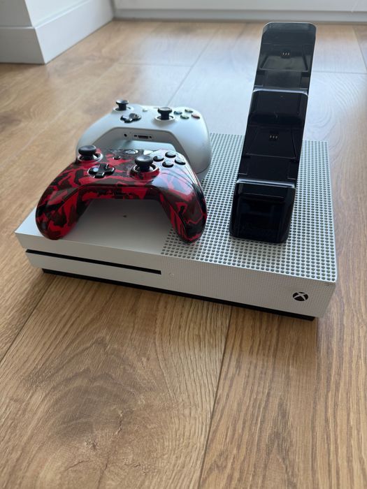 Xbox One S + 2 Pady + Stacja Ładująca + Gry (FC 24, 25, 26, Minecraft)