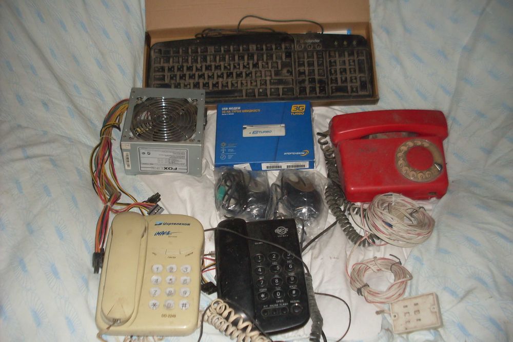 Продам все що на фото одним лотом телефони, модем, блок живлення