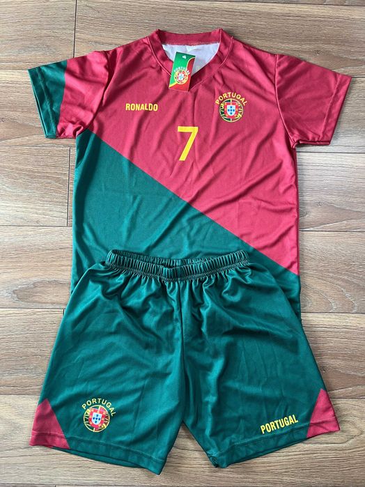 Strój piłkarski Ronaldo, rozmiar 146. Wyprodukowany w Portugalii.