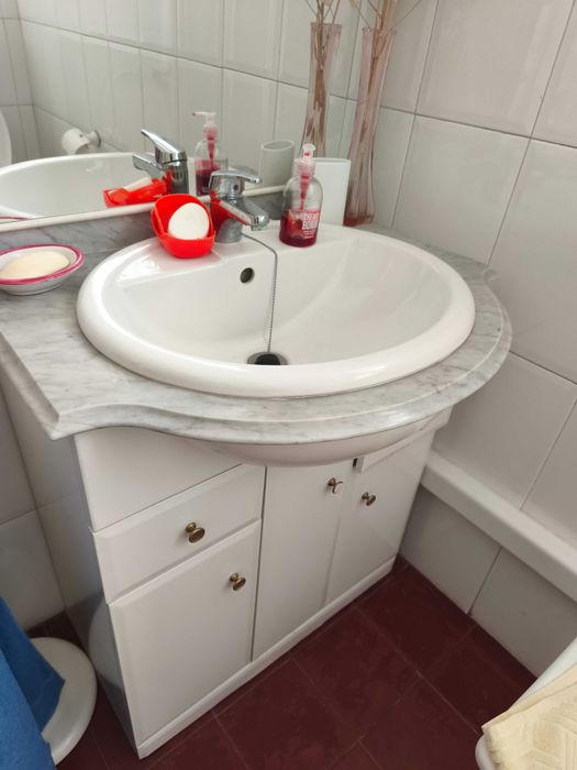 Móvel de casa de banho branco com duas portas