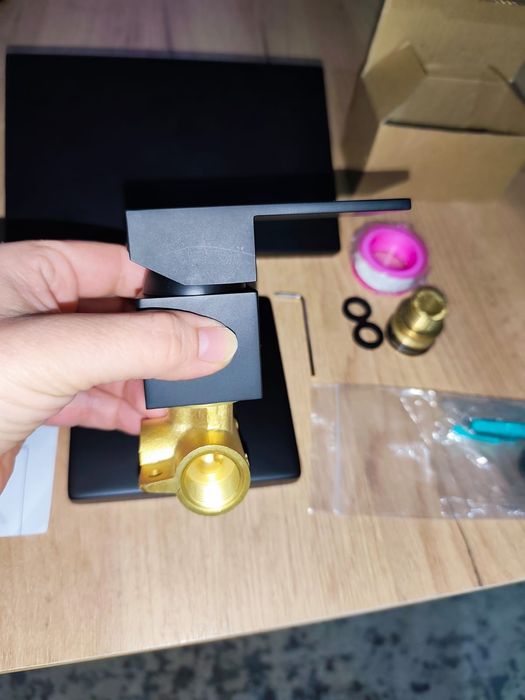 Naścienny kran wodospadowy, bateria ścienna podtynkowa czarna