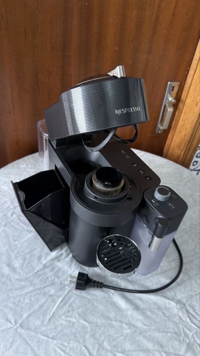 Máquina Nespresso Vertuo Lattissima com Garantia