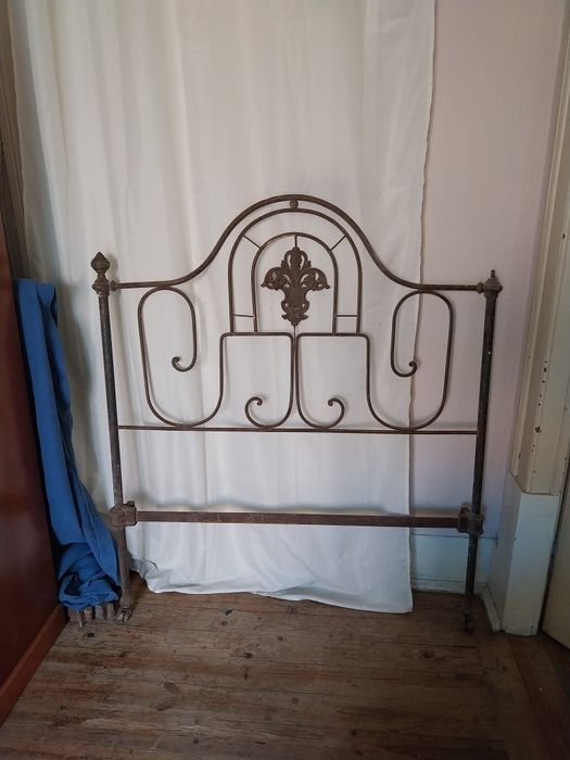Cama de ferro antiga