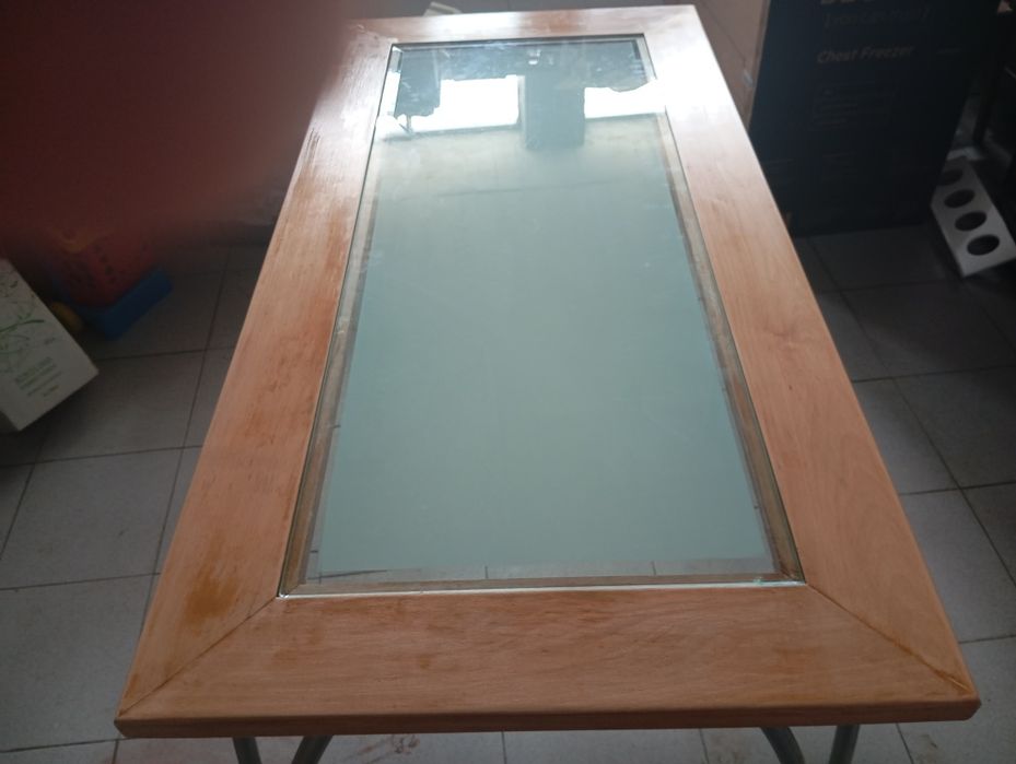 Mesa de jantar sem cadeiras