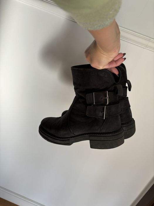 Badura czarne skórzane botki za kostkę z klamrami 38 zapinane na suwak