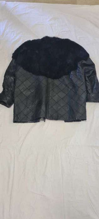 Casaco em pele de cordeiro com pelo sobreposto