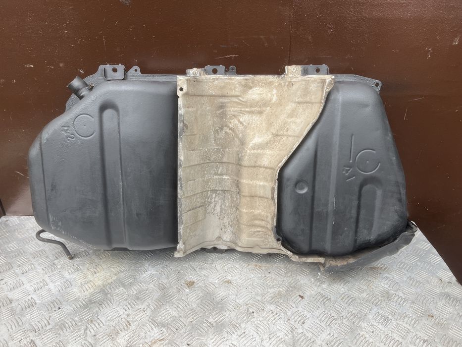 Бак бензобак тойота исис toyota isis platana год 06