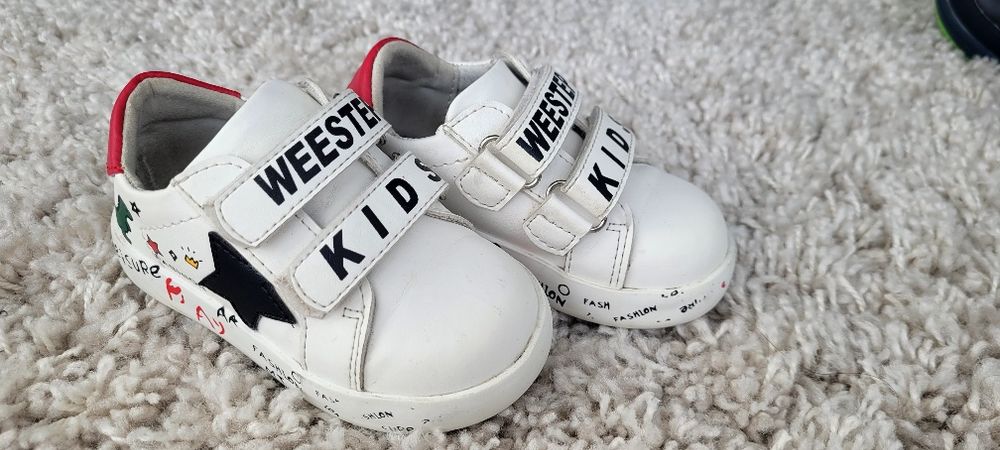 Продам детскую обувь