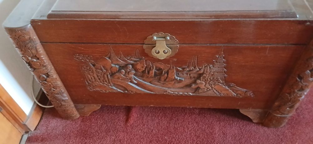 Arca de madeira com motivos orientais
