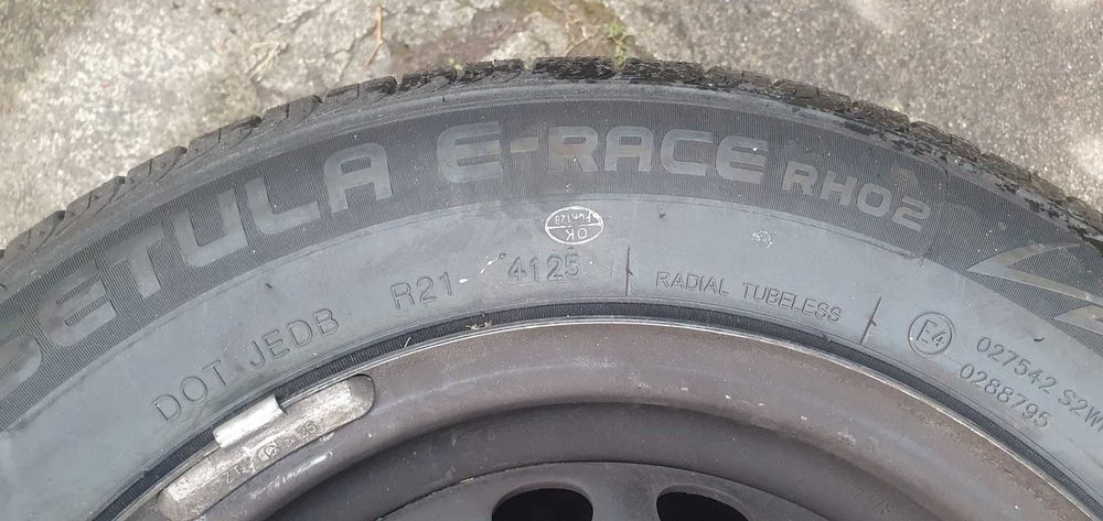 Conjunto de duas rodas completas 165/70 R13 com pneus novos.