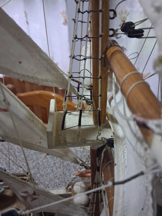 Barco feito de forma artesanal antigo