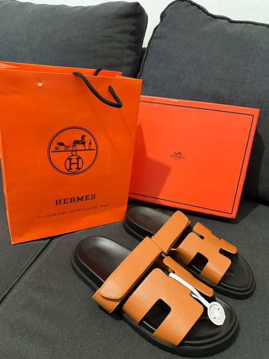 Chinelas Hermes em castanho