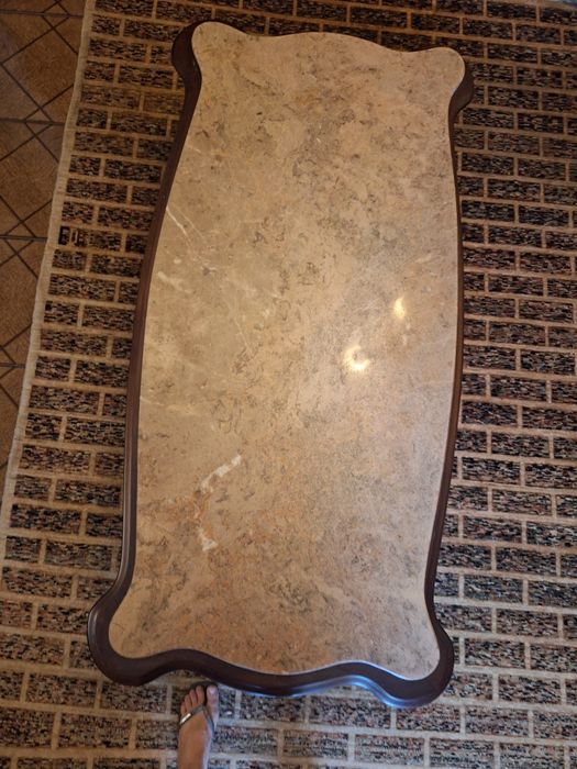 Mesa de centro em madeira maciça, com tampo em mármore!