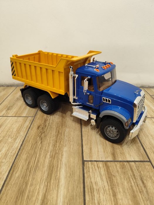 Ciężarówka Mack Bruder