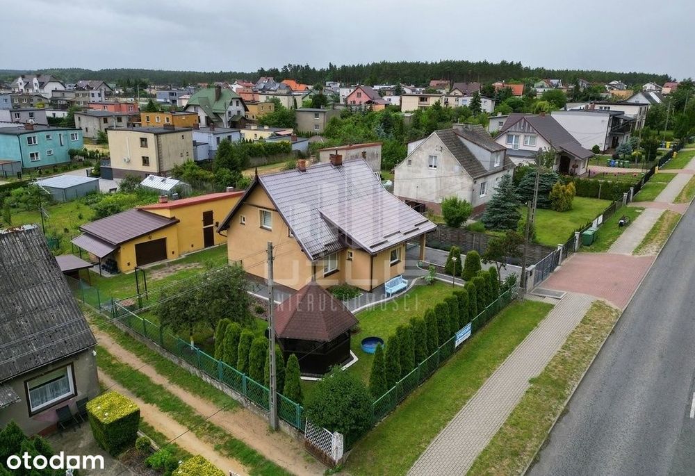 Dom z garażem i budynkiem gospodarczym