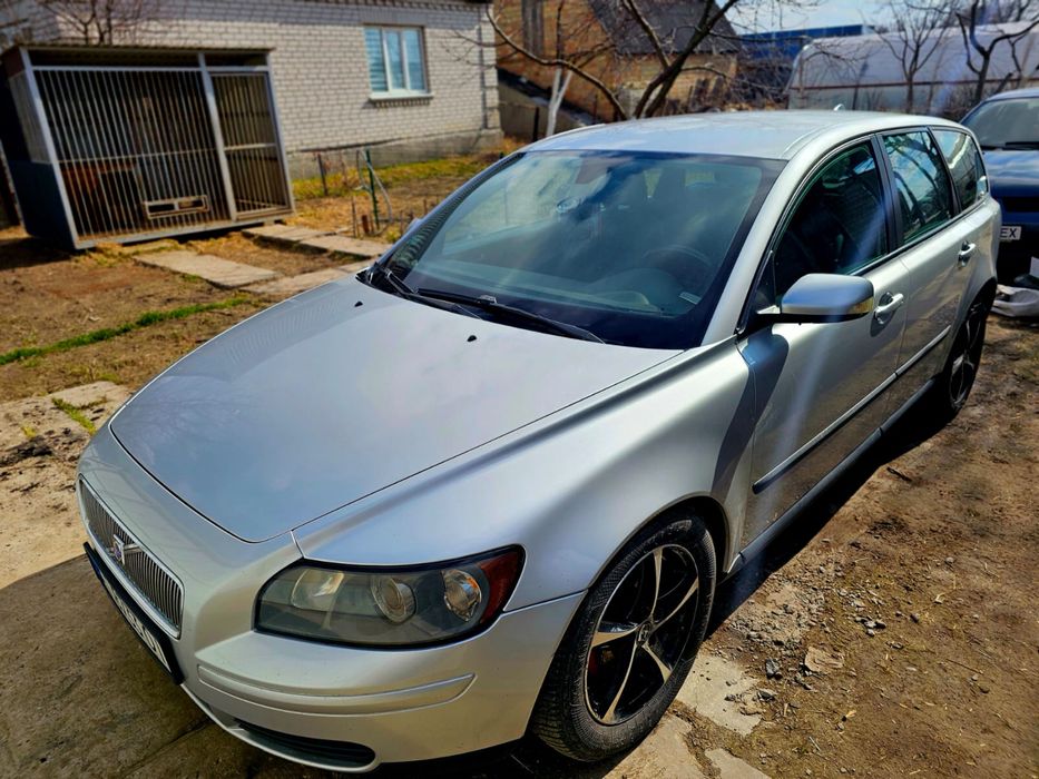 Терміново продам надійний Volvo v50 1.6D