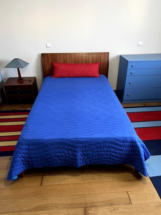 Cama de corpo e meio e mesa de cabeceira em cerejeira