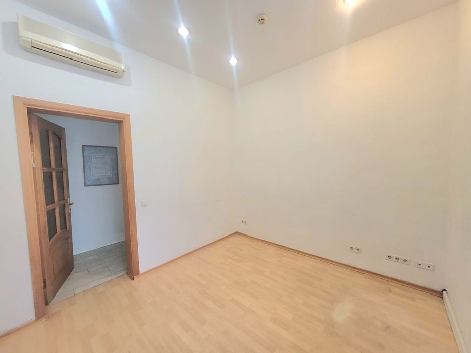 Без комиссии 1этаж  Аренда 20м2  м.Дворец Украины-5мин Отопление  есть