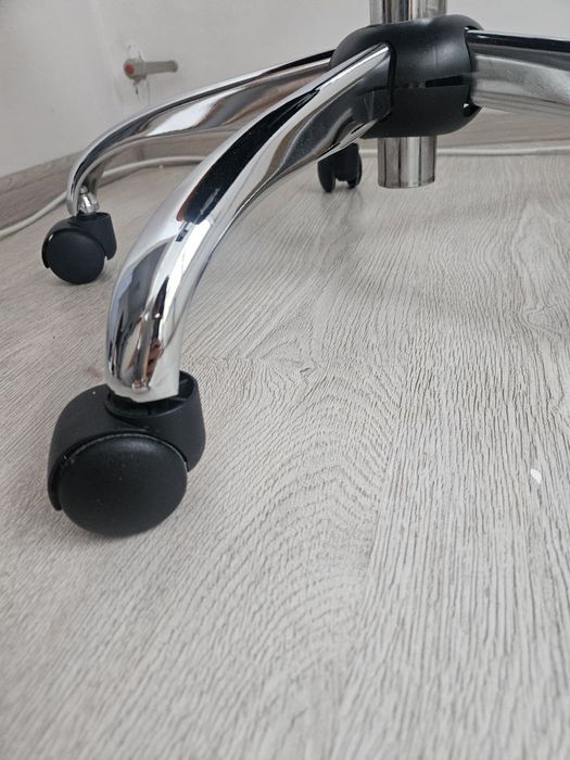 Офісне крісло з регулюванням висоти сидіння