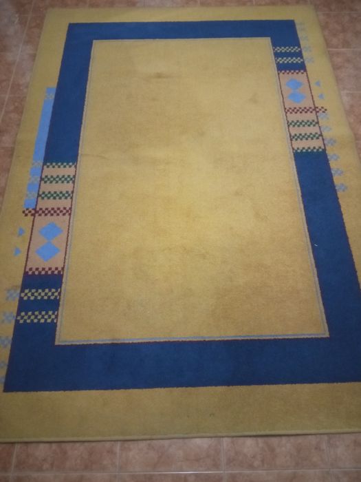 Carpete grande com tons de amarelo e azul