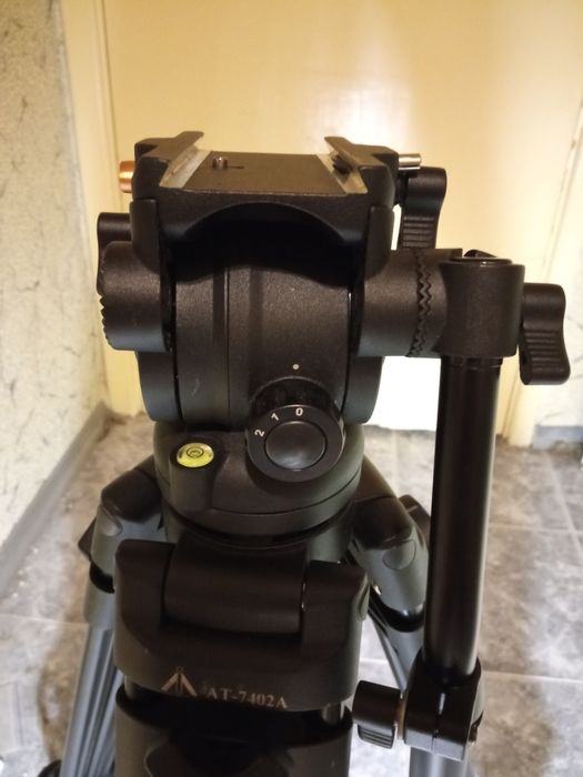 Штатив " E-image AT-7402A " c головой " 7060Н "