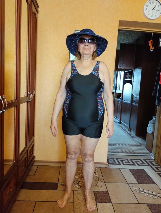 Купальники и шляпы женские разные