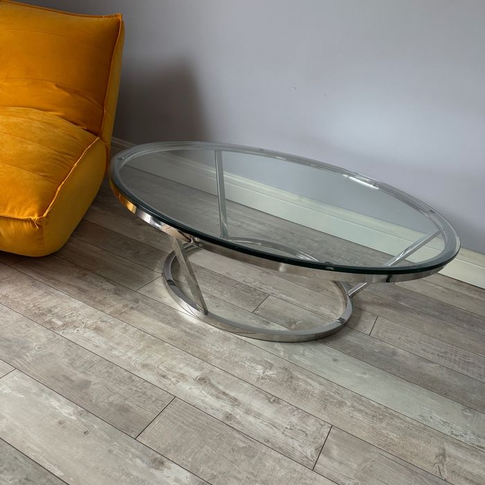 Szklany stolik na chromowanym stelażu – styl glamour