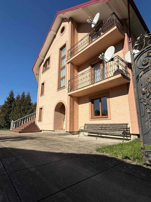 Готельний комплекс у Карпатах з господарською квартирою