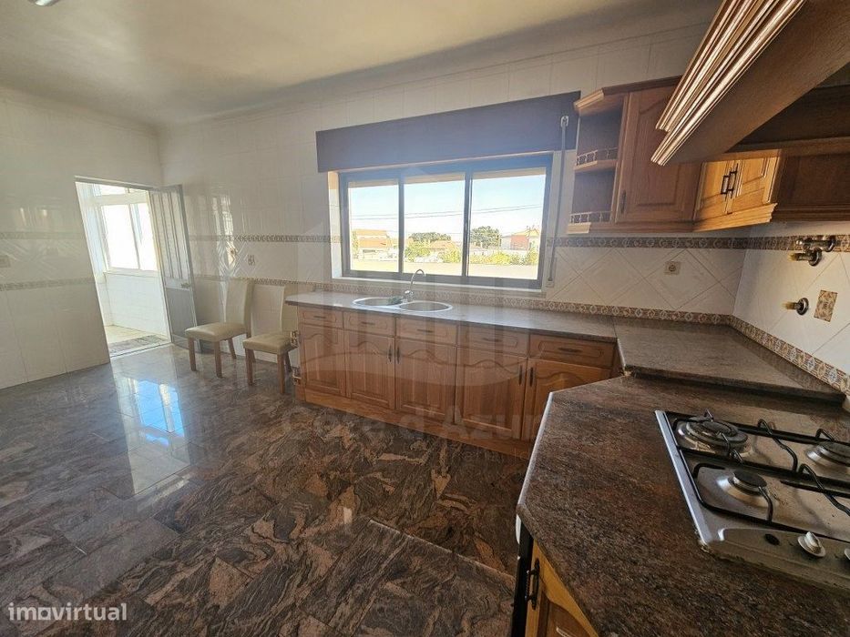 Apartamento T4 no Gaio-Rosário com varandas e terraço