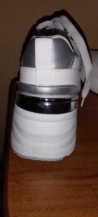 Продам Жіночі кросівки нові, розмір 39-40