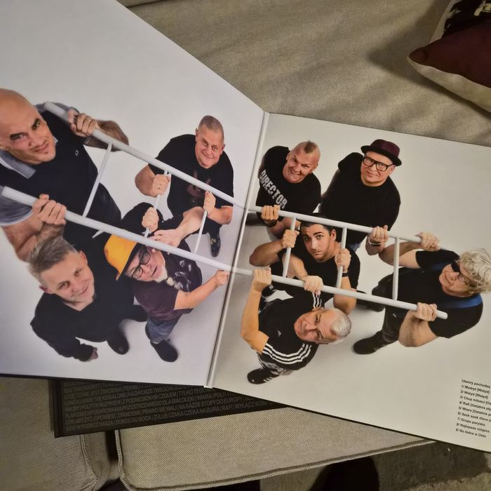 Pięć sztuk.   5×  Kult  litera T plus album