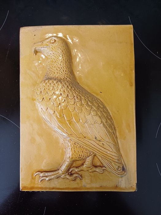 Águia em latão dourado