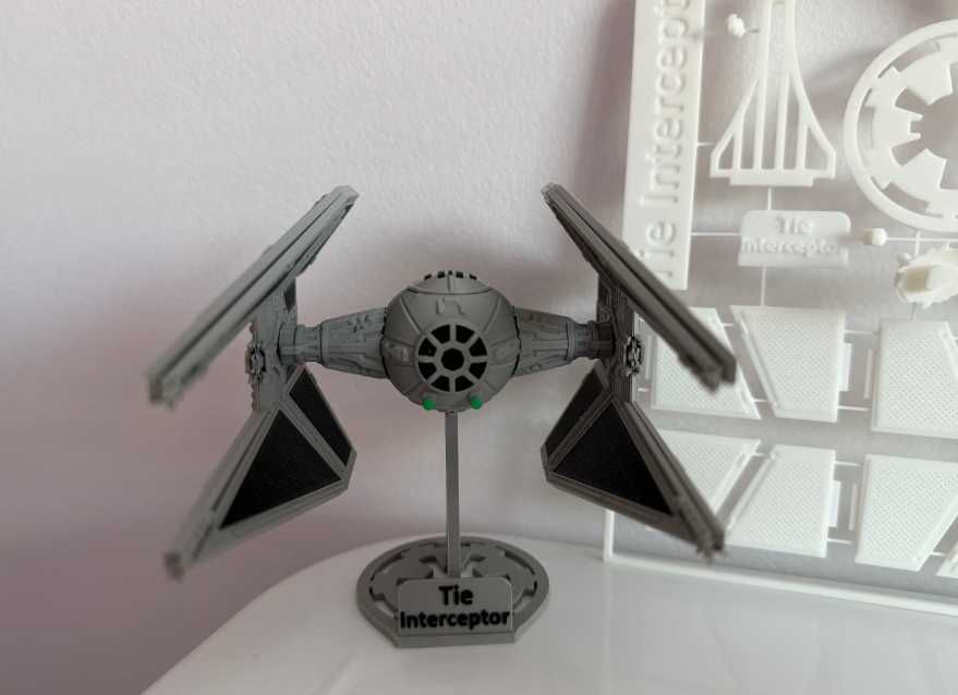 Modelo KitCard do TIE Interceptor Altamente Detalhado