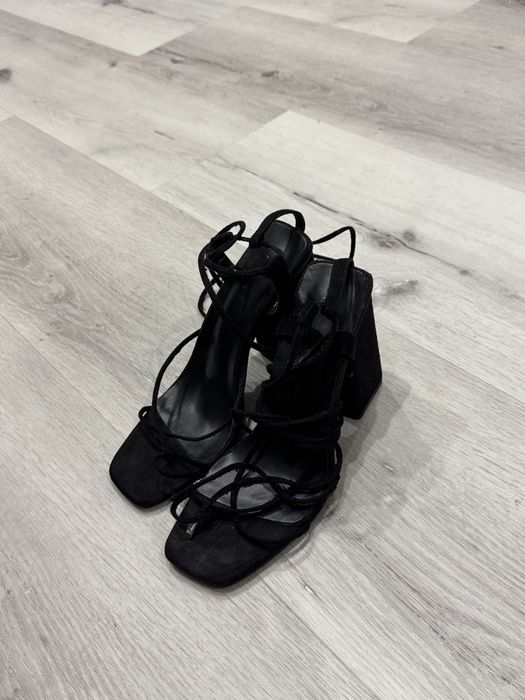 чорні босоніжки на підборах