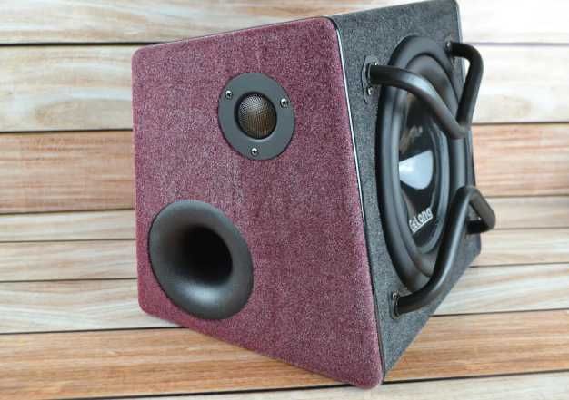 Автомобільний сабвуфер. Автомобільний сабвуфер. Корпусный самбуфер Саб