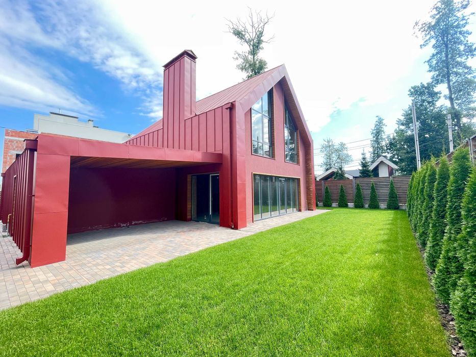 Сучасний будинок в Ірпені в оточені величних дубів