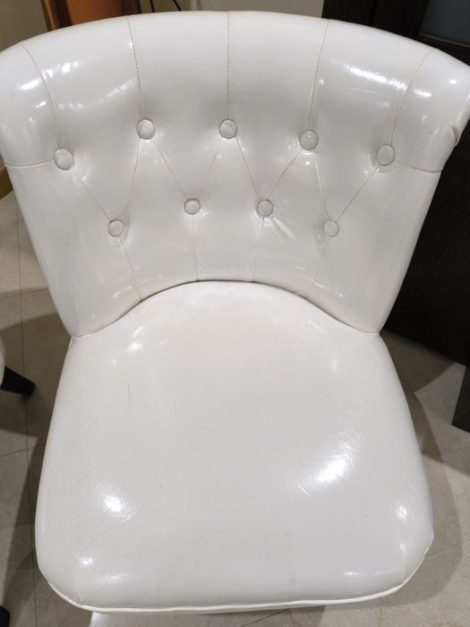 Cadeiras brancas para sala